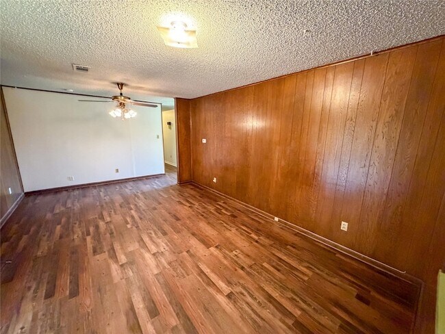 Building Photo - 907 Seymore Cir