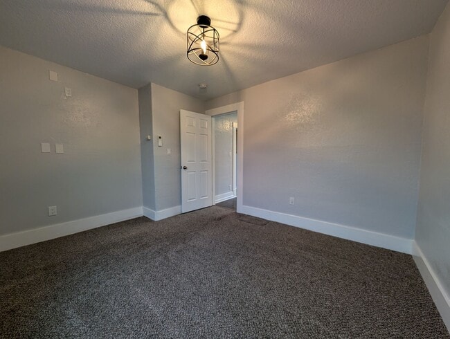 Building Photo - 2 bedroom 1 bath home