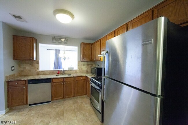 Building Photo - 18 Evergreen Dr