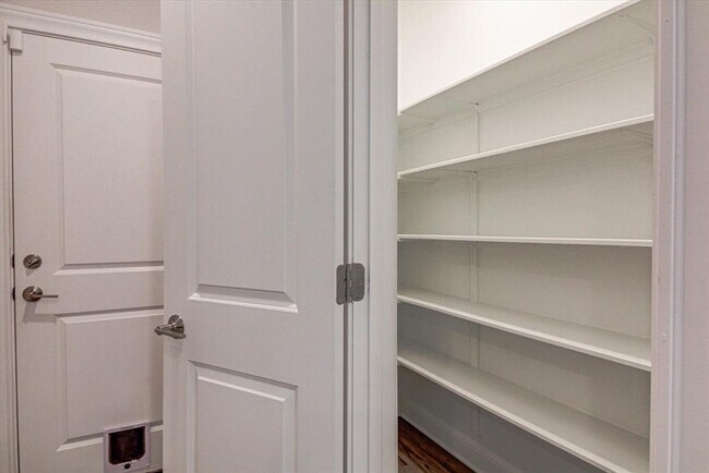 Building Photo - 15610 Ellinger Dr