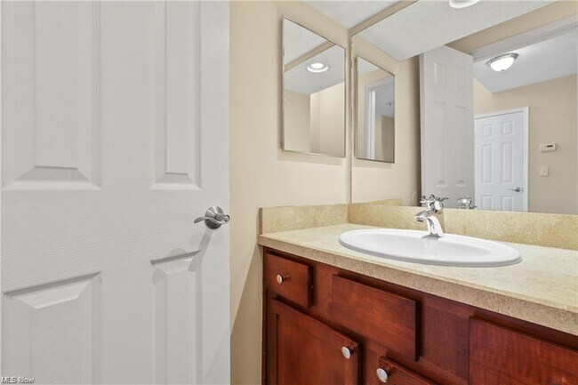 Building Photo - 240 Fox Hollow Dr