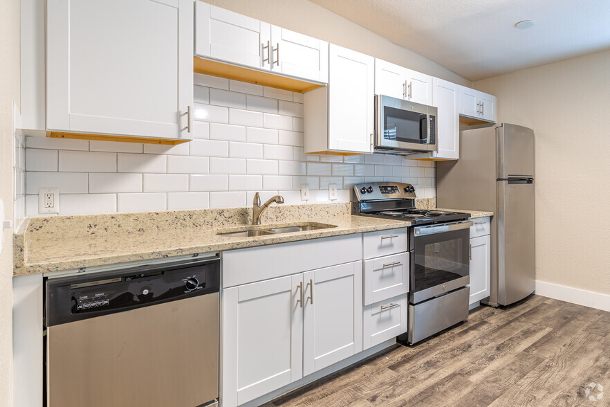 Kitchen - Oak Street Flats: Leasing Specials! Ranch ...