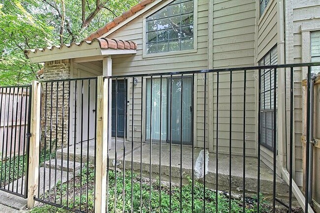 Building Photo - 889 Dublin Dr