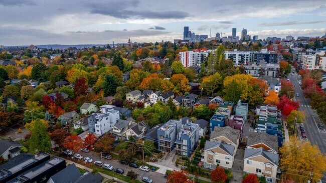 Building Photo - Stunning Ultra-Modern Central District Townhome w/ Air Conditioning