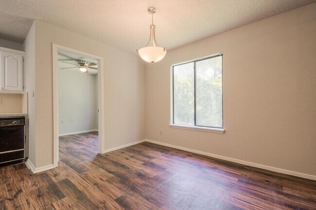 Building Photo - 242 W McFarland St