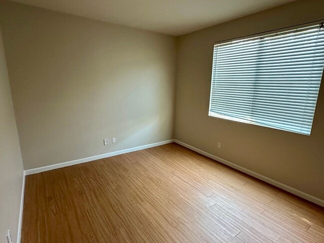 Building Photo - Large beautiful home, new paint. Bedroom a...
