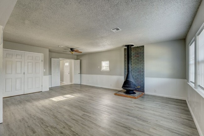 Building Photo - 3 bed 2 bath home in MWC