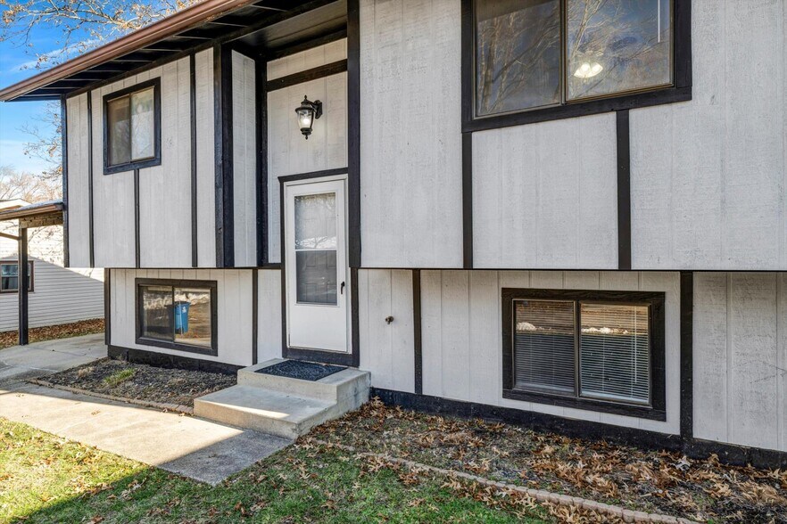 Building Photo - 11 Carriage Lane