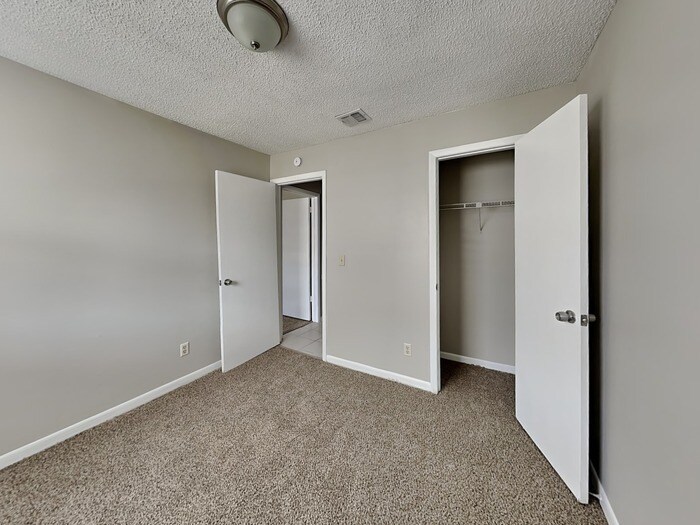 Building Photo - 951 Turtle Creek Dr S