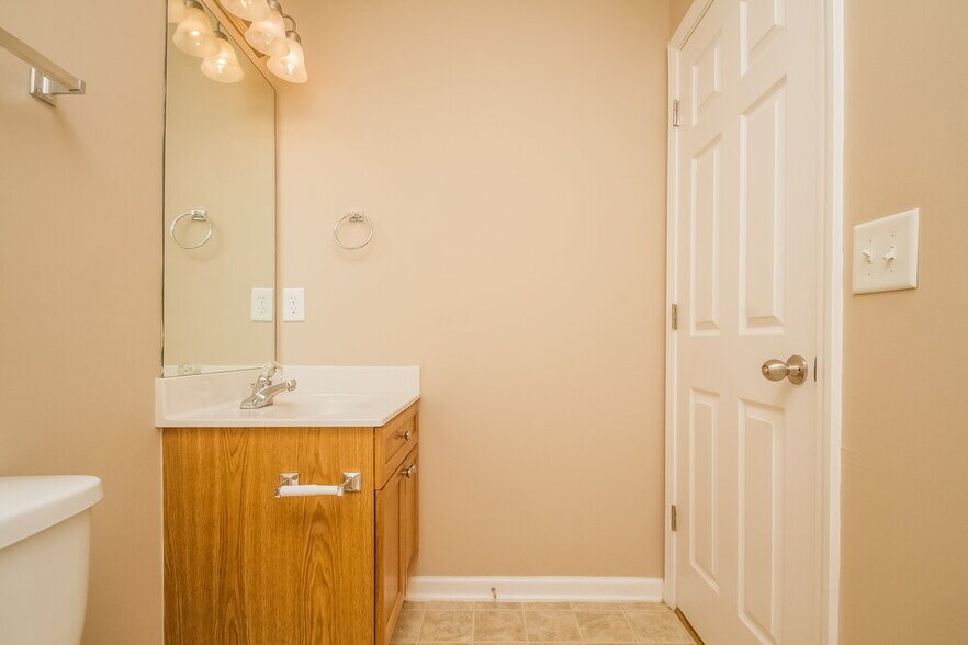 Building Photo - 1549 Bridgecrest Dr