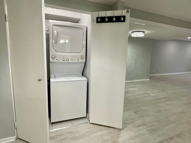 Building Photo - 40 E 9th St