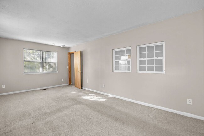 Building Photo - Just Renovated & Ready for You!