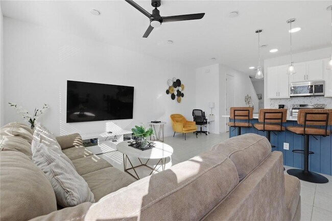 Building Photo - 710 Longboat Dr