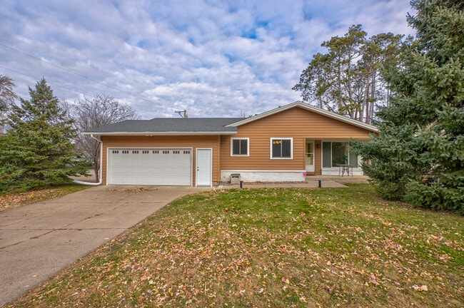 Building Photo - 2006 Pine St W