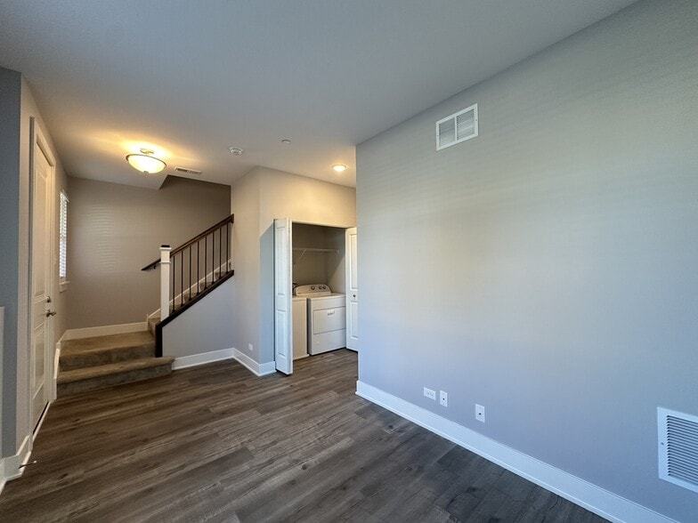 Building Photo - 613 Broadway St