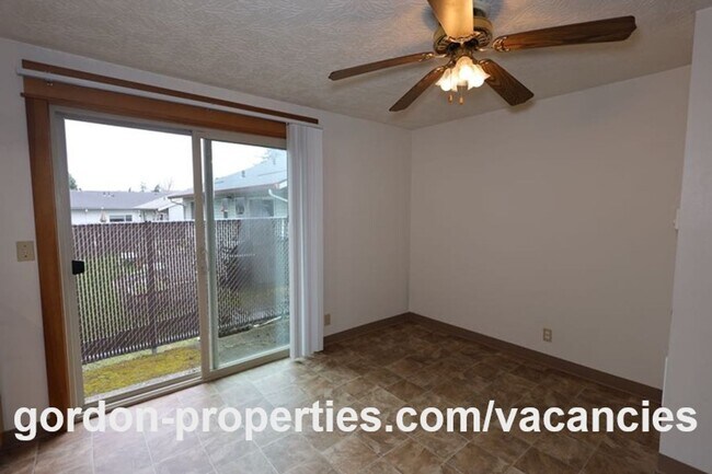 Building Photo - SE Cedar Ave - Single level 2 bedroom unit in duplex