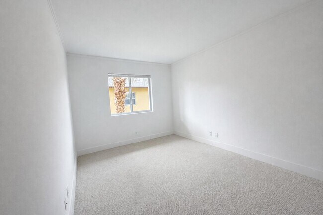 Building Photo - 2660 NE 8th Ave