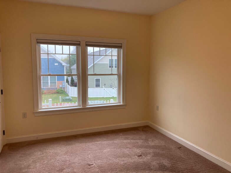 Building Photo - 2539 Greenport Dr