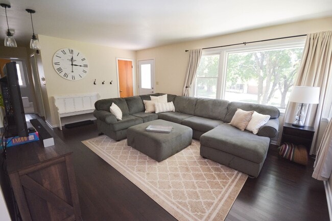 Building Photo - Beautifully updated home in desirable Coun...