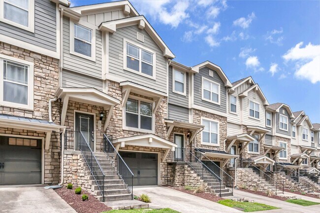 Building Photo - Awesome 3BE/2.5BA home in Bellevue!
