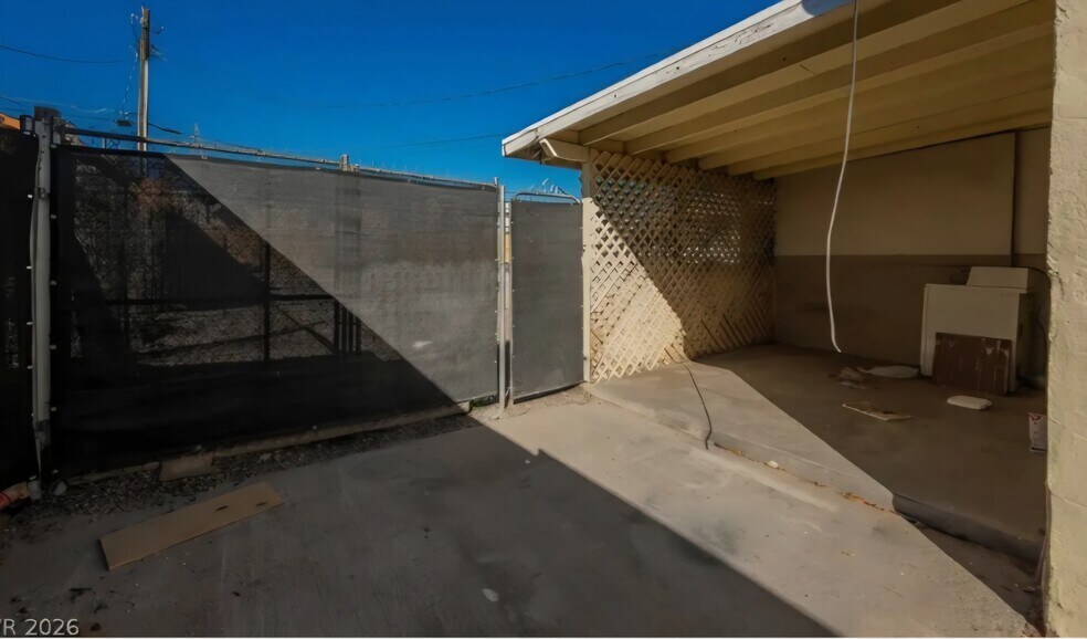 Rear side yard with covered patio - 203 N 13th St