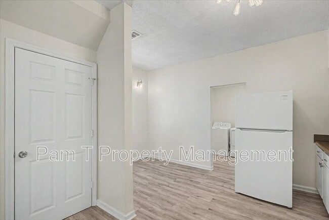 Building Photo - 814 Ott St