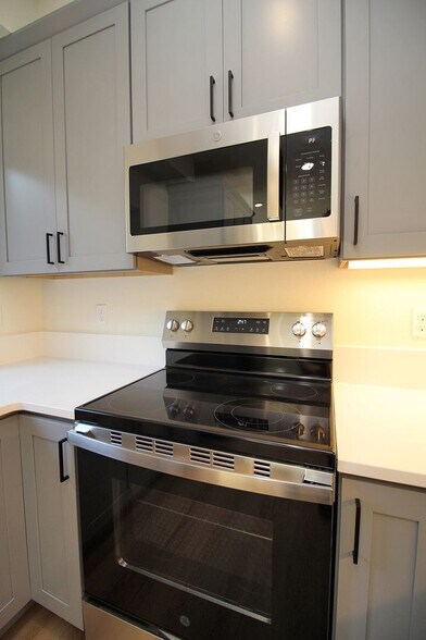 Building Photo - 4660-4660 SW Fairvale Ct