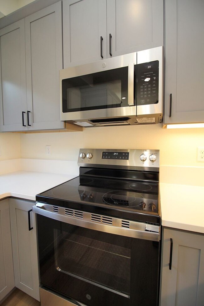 Building Photo - 4660-4660 SW Fairvale Ct