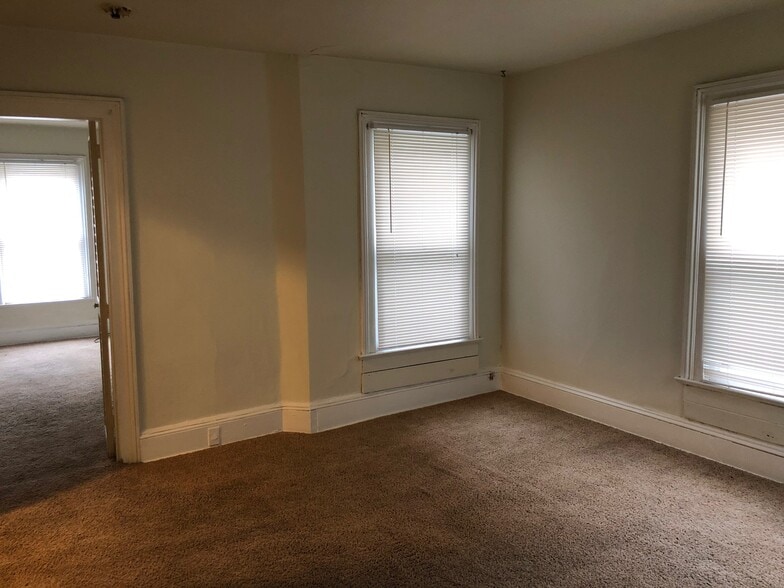 Building Photo - 516 E Chestnut St