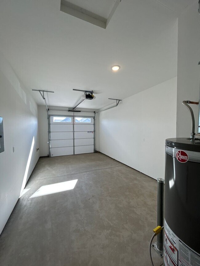 Building Photo - Stylish 2BR + Office Duplex in SE Bend – Garage & Smart Home Perks