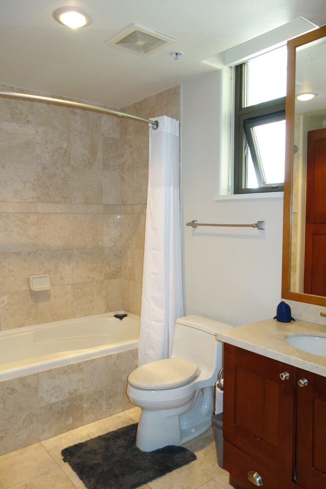 Master Bath - 700 W E St