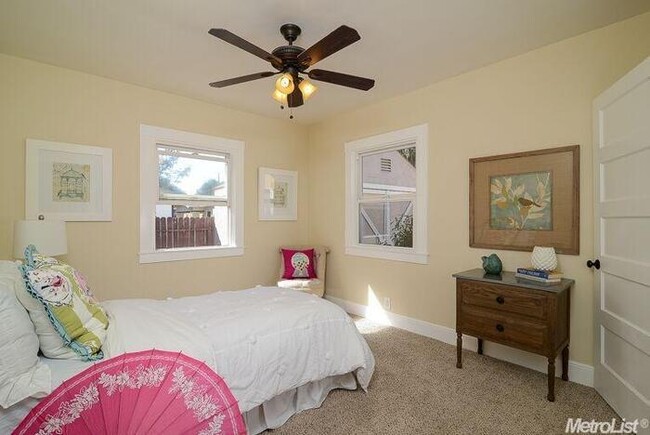 Building Photo - Stylishly Updated 2 Bed Home in Prime Midt...