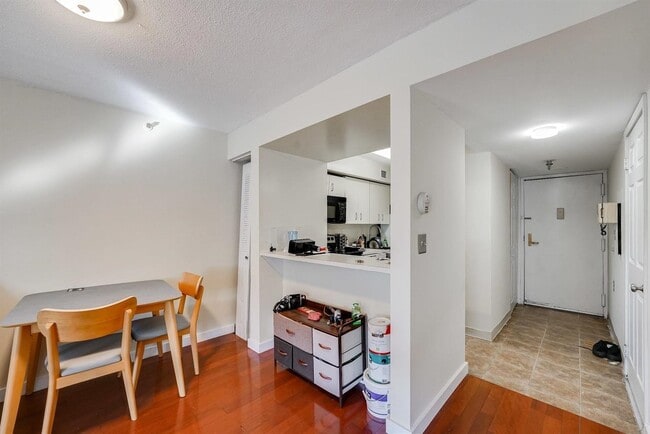 Building Photo - 551 Observer Hwy