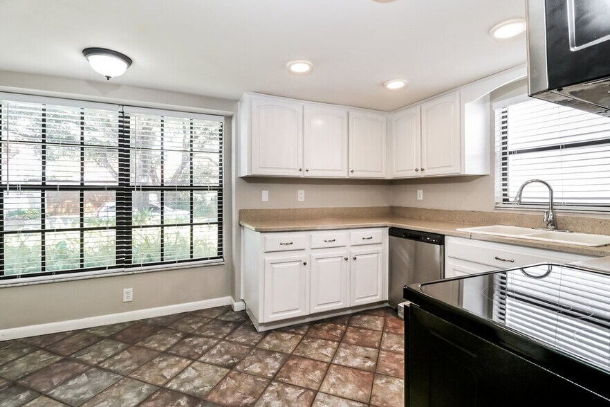 Building Photo - 11504 Robles Del Rio Pl
