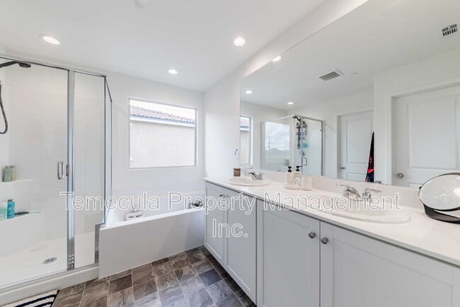 Building Photo - 4872 Goldfinch St