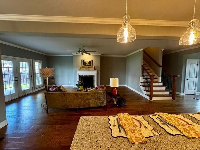 Building Photo - Spacious and luxurious with bonus room