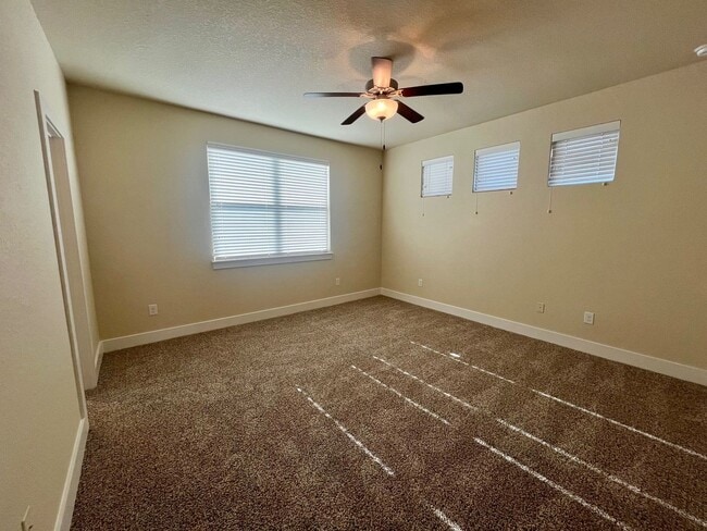 Building Photo - Fabulous Townhome in New Braunfels 3/2.5 ~ Minutes from Gruene ~ Move in Ready!