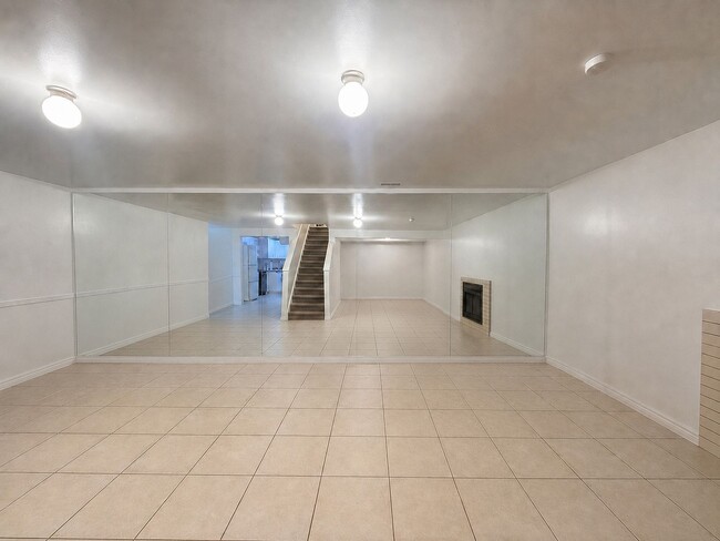 Building Photo - Spacious 3-Bed, 2-Bath Basement Unit in Murray
