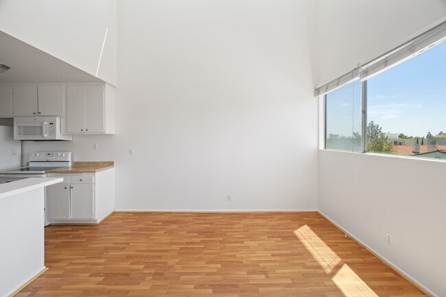 Building Photo - 5900 Canterbury Dr