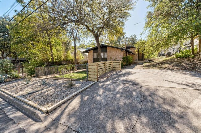 Building Photo - 515 Pecan Grove Rd