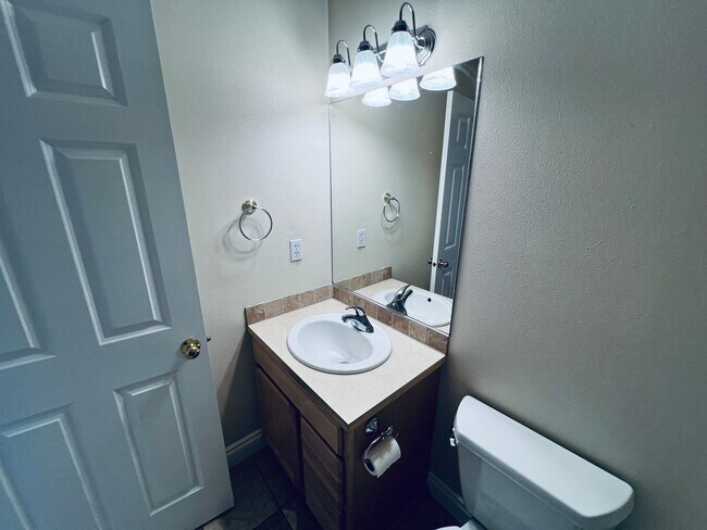 Building Photo - Beautiful 4 bedroom, 3 bath Mount Vernon Home