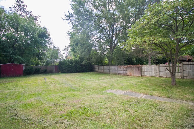 Building Photo - 3001 Edgebrook Dr