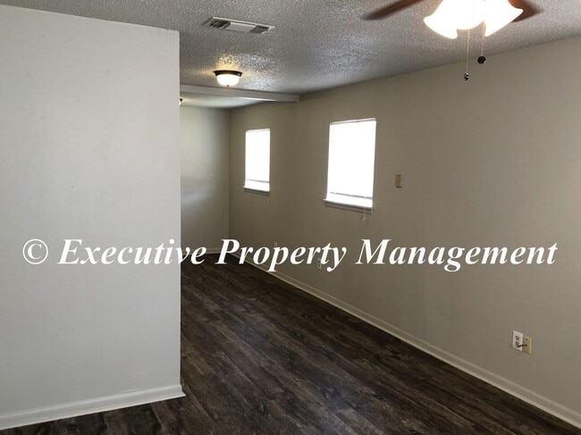 Building Photo - 908 J R Ct