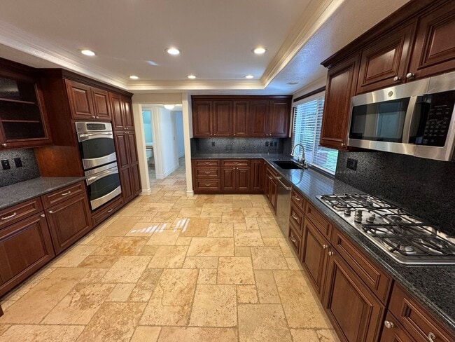 Building Photo - Spacious East Ventura Home- Many Interior Upgrades and Large Backyard!