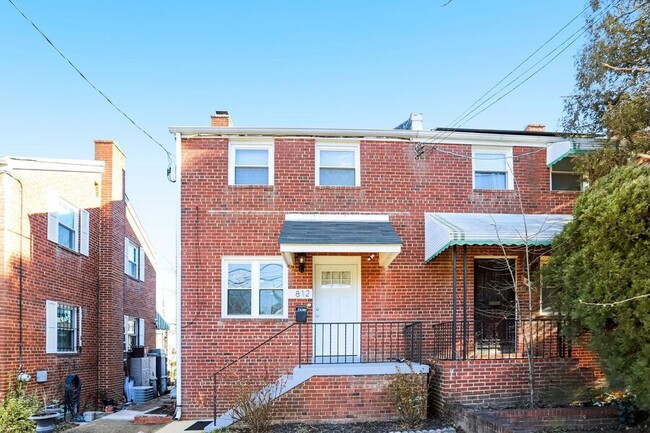 Building Photo - 812 Burns St SE