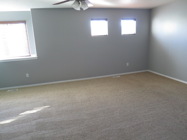 Upstairs bonus room - 4322 E Arch Dr