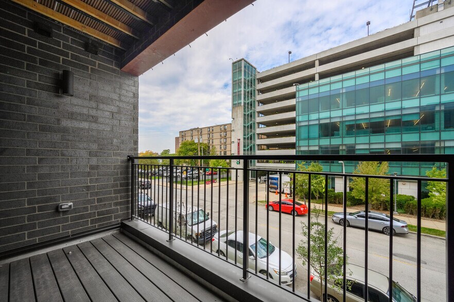 Building Photo - 825 E 61st St