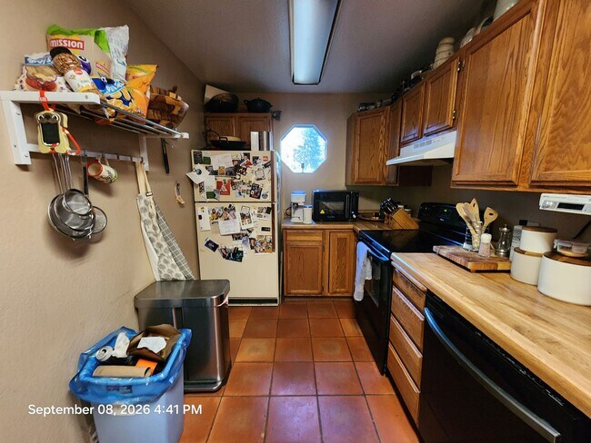 Building Photo - 493 Brassie Ave