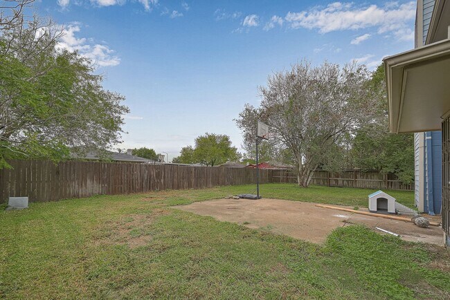 Building Photo - Spacious 4 Bedroom Home With Large Backyard!