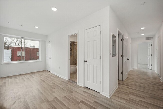 Building Photo - 1642 16th St SE